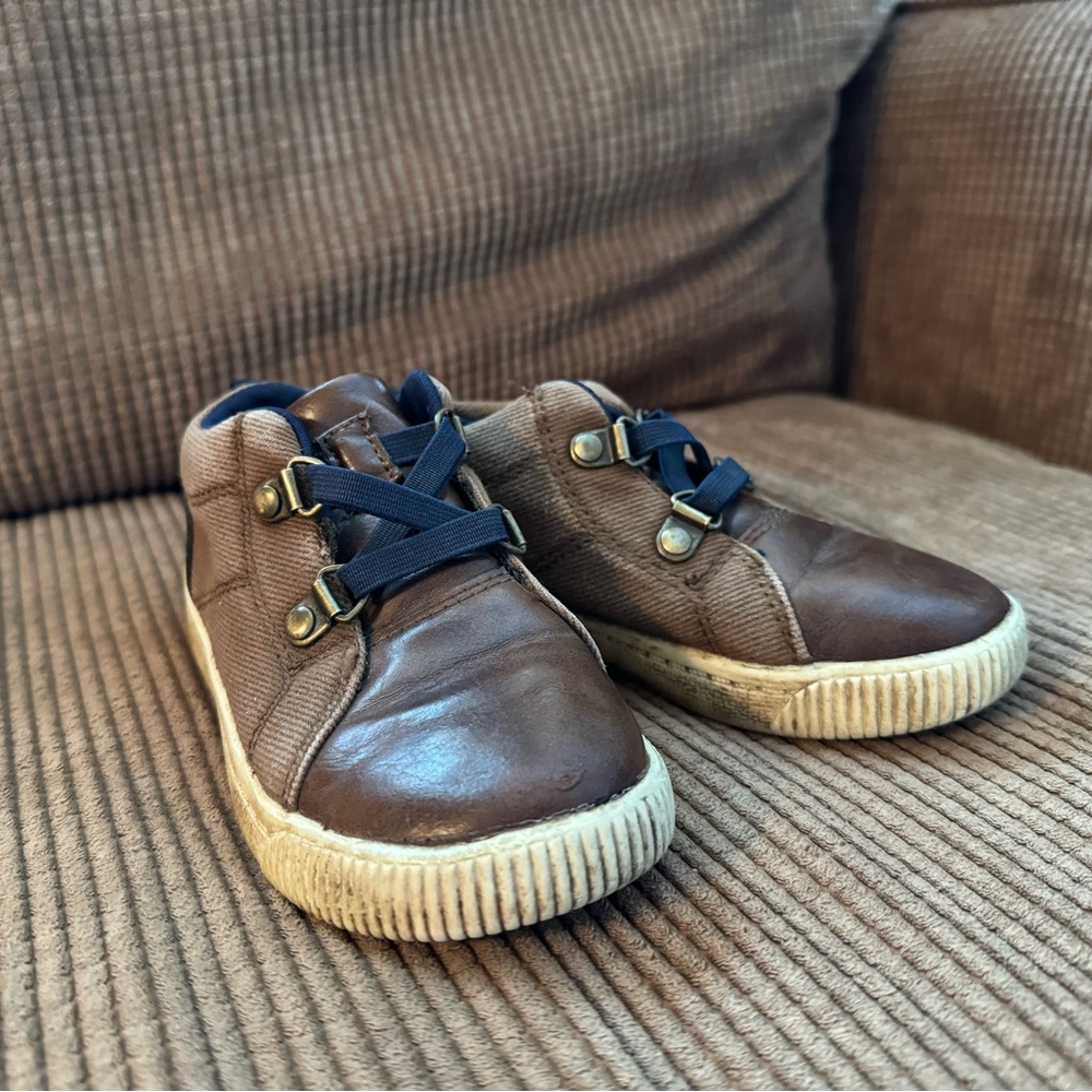 Brown Kids size 8 Shoes with Navy Accents